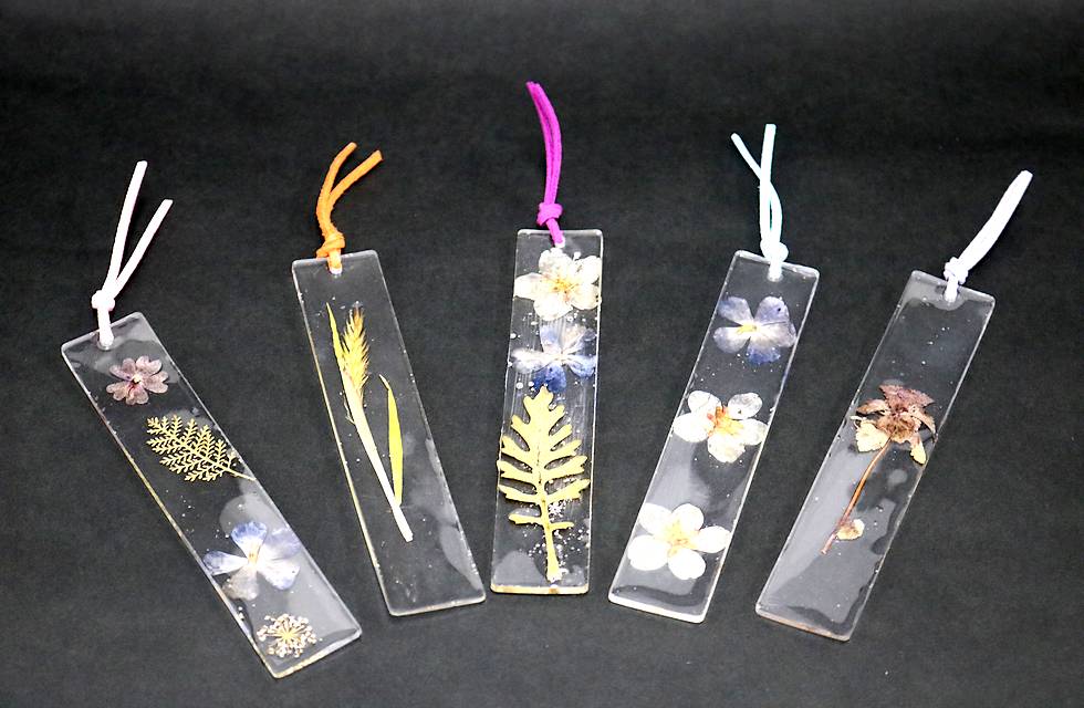 紫外線を使って工作しよう！　押し花しおりづくり